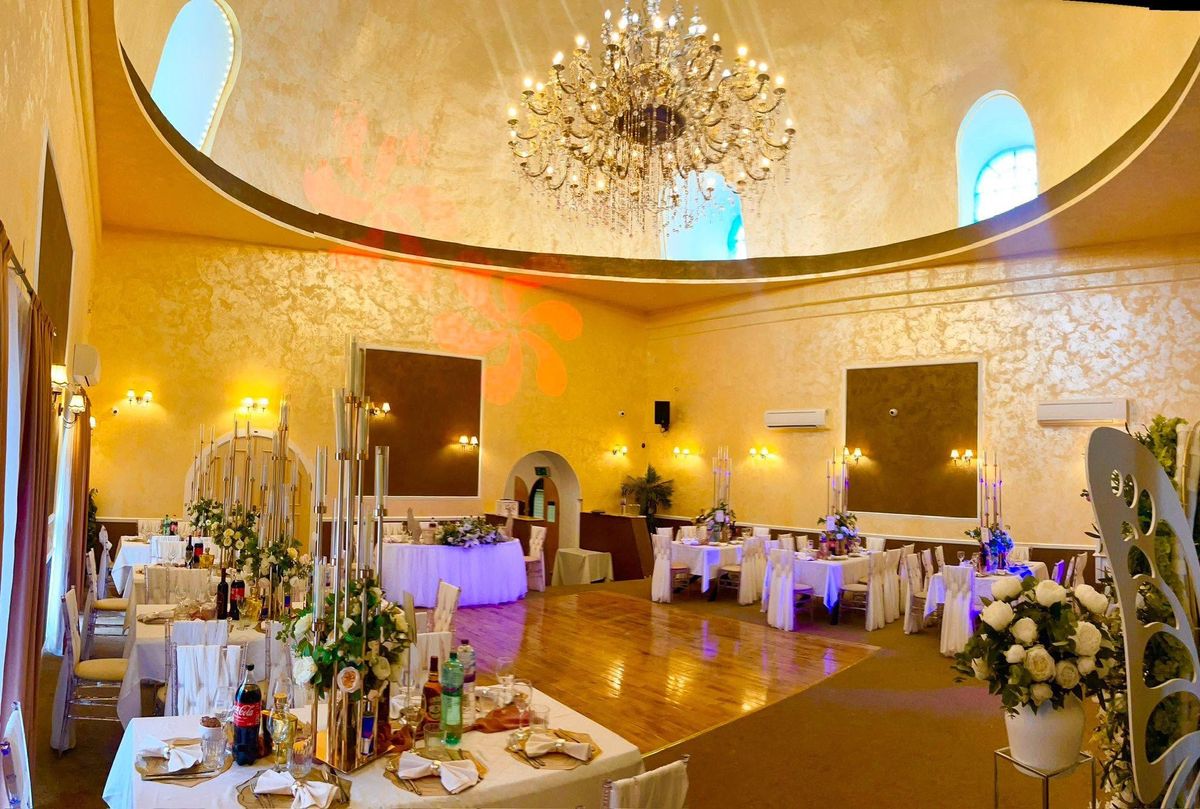 Sală de evenimente cu candelabru — Restaurant Cornelius