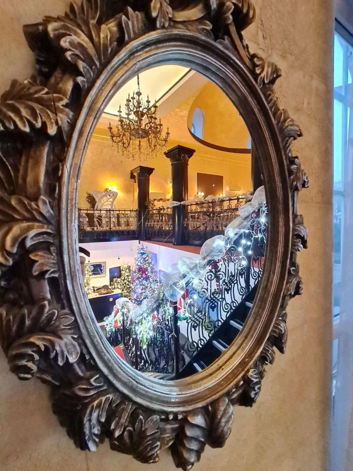 Interior elegant reflectat într-o oglindă decorativă